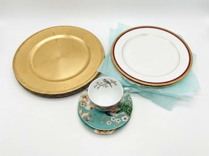 lot 4010 image: Dinnerware Set with Gold Chargers and Decorated Teacup