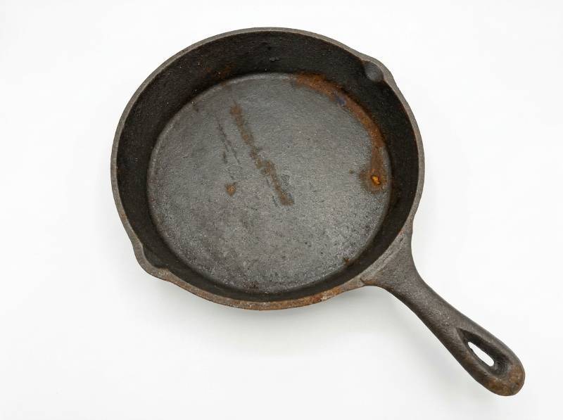 lot 64179 image: Cast Iron Skillet Frying Pan with Handle