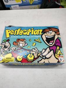 lot 8217 image: Milton Bradley Perfection Game 25 Shapes 60 Second Timer 032244040603
