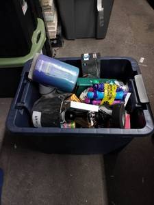 lot 8249 image: Assorted Lot Blendjet XL Jar, Hang Onn TV Mount, Speed Ladder, Bingo Daubers, Lamp