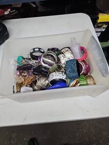 lot 8252 image: Lot of Assorted Fashion Bangle Bracelets, Costume Jewelry & Sunglasses