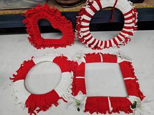 lot 8277 image: Set of 4 Red and White Yarn-Wrapped Wreath Forms Heart, 2 Round, Square