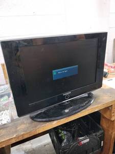 lot 6042 image: 2008 Samsung LN22A330J1D Flat Panel Television w Stand