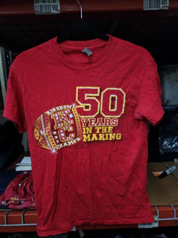 lot 562 image: Gildan Heavy Cotton Red Graphic T-Shirt Kingdom Champs 50 Years In The Making Size S