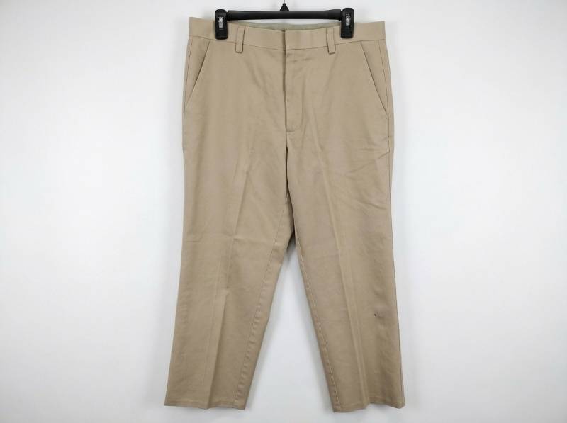lot 607 image: Dockers Classic Fit Flat Front Khaki Pants W33 L30 100% Cotton