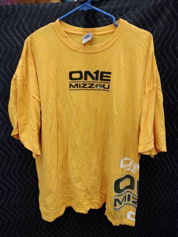 lot 9012 image: Gildan Heavy Cotton 2XL Yellow Gold ONE MIZZOU Graphic T-Shirt