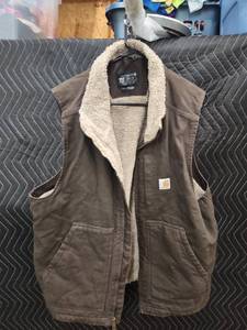 lot 2122 image: Carhartt Loose Fit Size L Brown Sherpa-Lined Zip Front Vest 0V4277-M