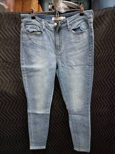 lot 2152 image: Levi Strauss Signature High-Rise Skinny Womens Jeans Size 14 Light Wash
