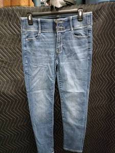 lot 2155 image: Apt. 9 Womens Straight Leg Jeans Size 8 Light Wash Denim