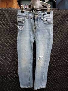 lot 2158 image: Levis Skinny Kids Jeans Size 4 Reg Light Wash w Heart Patches