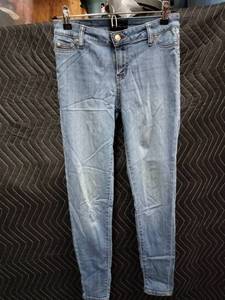 lot 2176 image: Celebrity Pink Midrise Ankle Skinny Jeans Size 326 Light Wash Denim