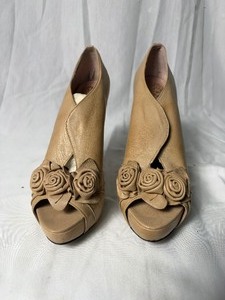 lot 36697 image: vince clamuto light tan with roses at toe heel size 9.5