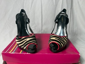lot 36701 image: BCBG-CASTLE2 blk-whtpink zebra pony print heel size 9.5