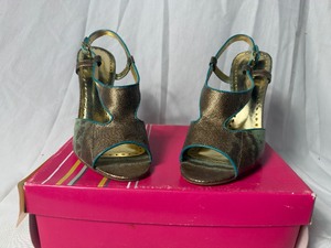 lot 36702 image: BCBG-NICKOLE petroum leo skin shinny high heel size 9.5