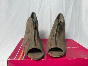 lot 36706 image: BCBG-BART taupe laser suede high heel size 9.5