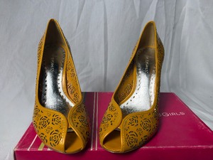 lot 36707 image: BCBG-SANDY oil yellow rose lasr opal high heel size 9.5