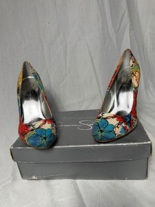 lot 36730 image: Jessica Simpson-BRENDA floral canvas material size 9.5