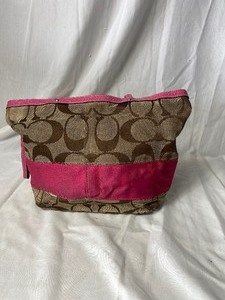 lot 36774 image: COACH lightpink gently used carrying purse medium size