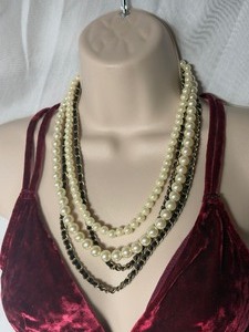 lot 36820 image: gently used womans multi colormulti pearl neckless