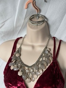 lot 36829 image: Womans Fashion Statement Necklace & Braclets.