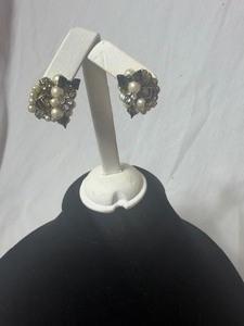lot 36865 image: Cluster Flower Pearl Earrings w Black Bow on Them