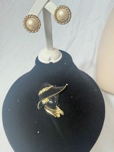 lot 36878 image: Black and Gold Pendent Lady w Pearl and Gold Earrings