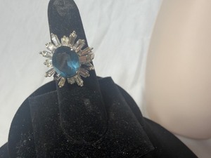 lot 36889 image: 18k 8.G.E. Oval Womens Ring