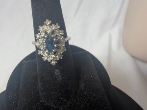 lot 36895 image: 18k GE Oval flower Design