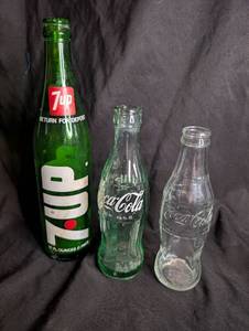 lot 1506 image: Lot of 3 Vintage Soda Bottles 7UP 16 FL OZ, Coca-Cola 6 12 FL OZ, Coca-Cola Clear