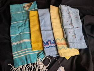 lot 1908 image: Lot of 5 Assorted Hand Towels with Embroidered Borders