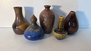 lot 44 image: Lot of 5 Small Vases
