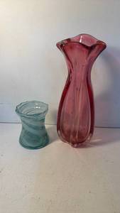 lot 58 image: Glass Vase Lot Set of 2
