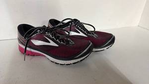 lot 104 image: Brooks Running Shoes Ghost 10