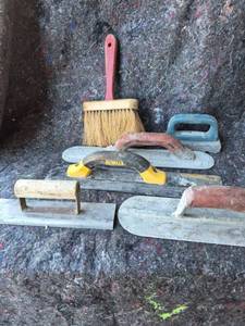 lot 26 image: Hand Tool Lot Paint Brushes Trowels Floats DeWalt