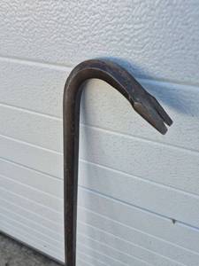 lot 52 image: Pry Bar Curved Claw Tool - About 3 Feet Long