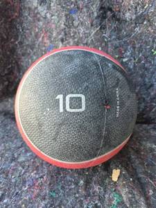 lot 61 image: 10 Pound Medicine Ball
