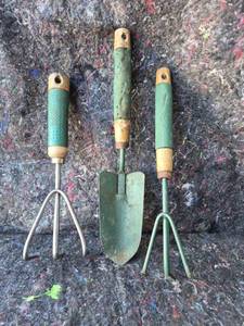 lot 74 image: Garden Tool Set 3-Piece Spade and Cultivators