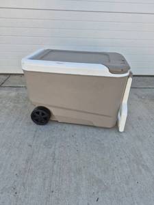 lot 79 image: Igloo Wheelie Cool 38 qt Wheeled Cooler