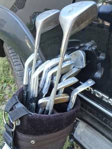 lot 80 image: Gazelle II Golf Club Set with Bag