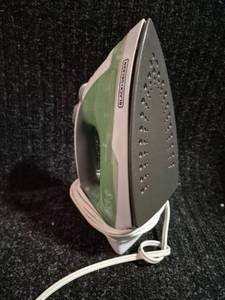lot 81 image: BlackDecker Steam Iron Green and White