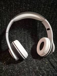 lot 110 image: White Over-Ear Headphones with 3.5mm Cable