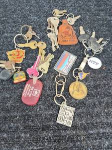 lot 142 image: Lot of Assorted Keychains and Keys Including Elmer Fudd, Motorola, Big Oldies 98.5