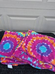 lot 165 image: Two Mainstays 50 in x 60 in 100% Polyester Throw Blanket Tie-Dye Print