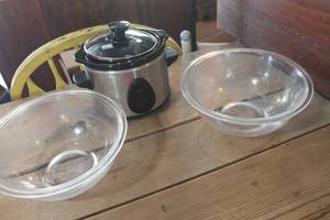 lot 5521 image: Pyrex Mixing Bowls and Crockpot