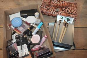 lot 5524 image: Makeup Brushes and More