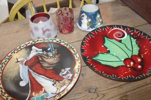 lot 5533 image: Christmas Dcor Plates and More