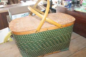 lot 5570 image: Vintage Picnic Basket