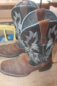 lot 5574 image: Ariat Size 8.5 Boots