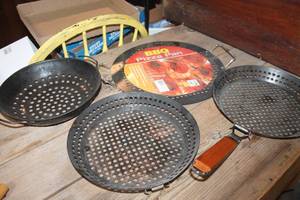 lot 5591 image: New BBQ Pizza Pan and More