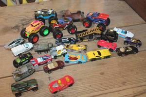lot 5634 image: Hot Wheel Cars and More